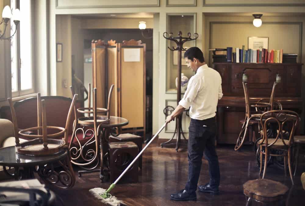 restaurant_cleaning_696986653